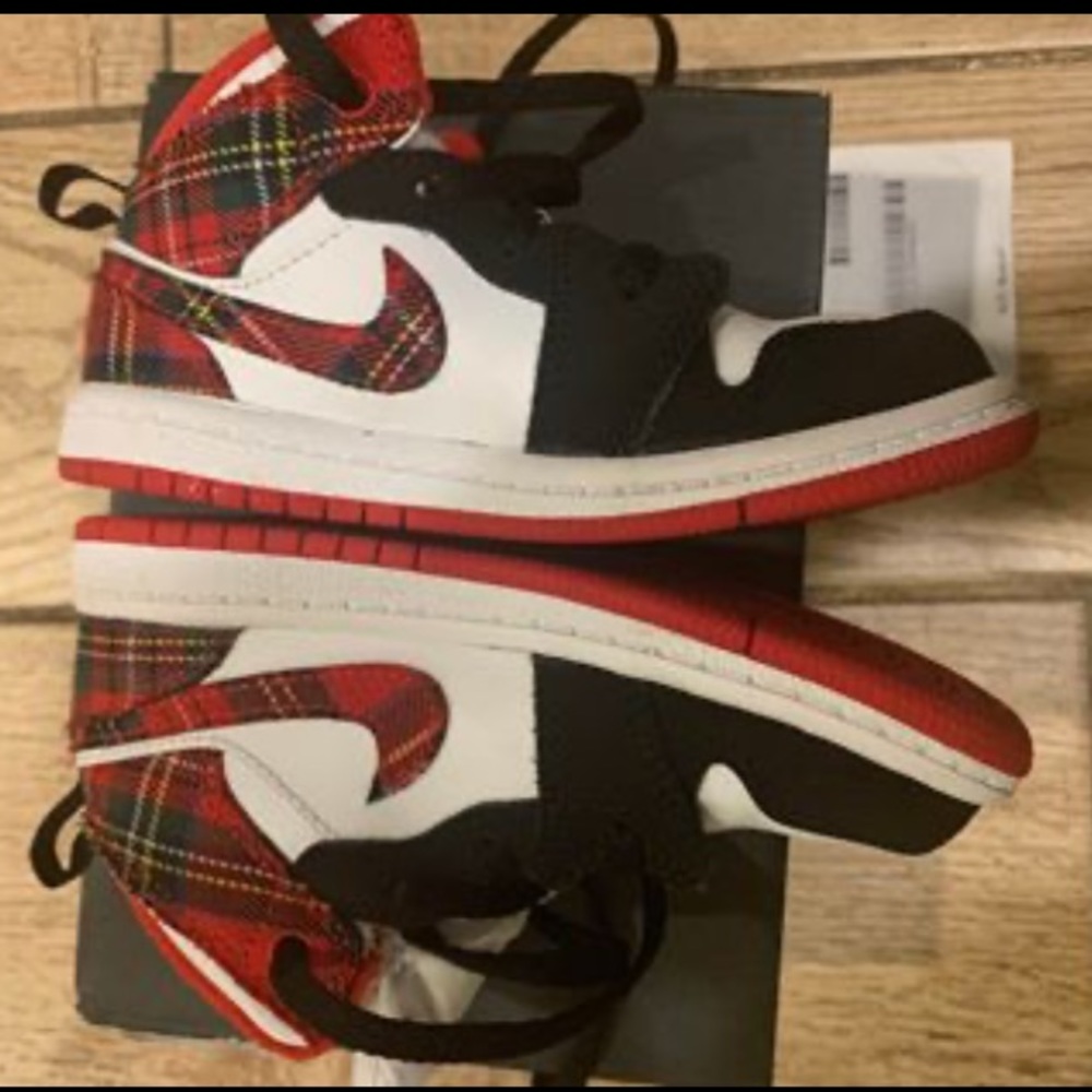 *SOLD* 9C Toddler - Air Jordan Mid 1 University